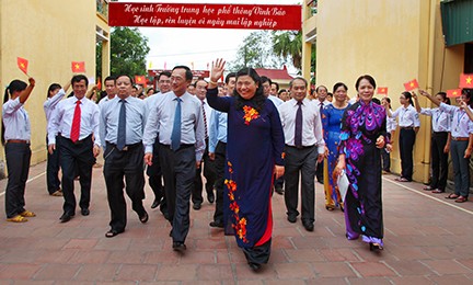 Тонг Тхи Фонг присутствовала на празднике первого звонка в школе Виньбао - ảnh 1